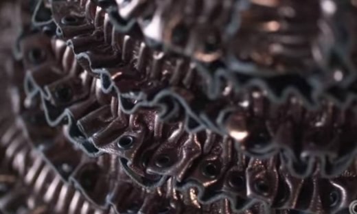 Η πρωτοπόρος της υψηλής ραπτικής που… εκτυπώνει τις δημιουργίες της