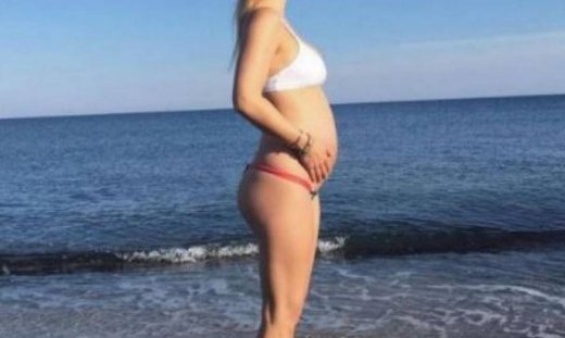 Η διάσημη mom to be είναι στη Ελλάδα! Δείτε τη να ποζάρει με φουσκωμένη κοιλίτσα στη Σαντορίνη!