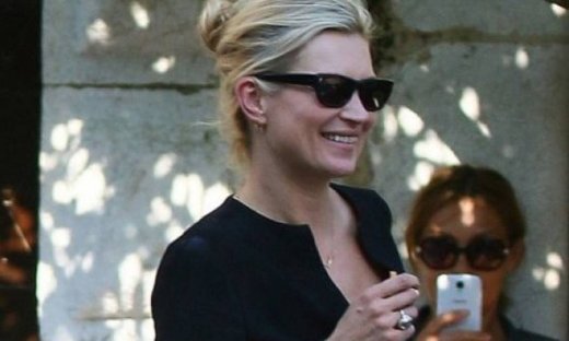 H Kate Moss πήρε 2-3 κιλά και βγήκε βόλτα με το πιο κοντό φόρεμα που την έχεις δει ποτέ!