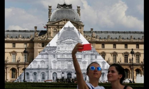 «Αόρατη» η Πυραμίδα του Λούβρου για ένα μήνα