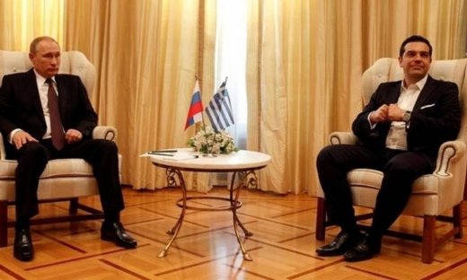 Η κουρτίνα… πρόδωσε την παράλειψη του Μαξίμου! (photos)