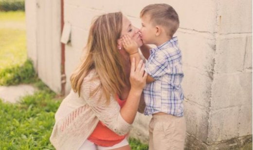 10+1 φωτογραφίες που δείχνουν πώς είναι να είσαι μαμά αγοριού