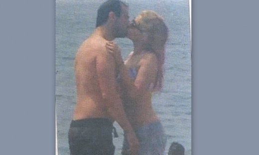 Ο ηθοποιός και τα φιλιά με τη νεαρή ξανθιά στο Λουτράκι