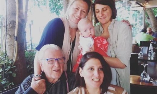 H τρυφερή φωτογραφία του Βουτσά με τις κόρες και τη νεογέννητη εγγονή του