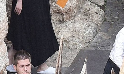 Με παντόφλες και ένα μαύρο φαρδύ φόρεμα εμφανίστηκε η…