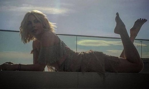 Η Σμαράγδα Καρύδη πόζαρε κάτω από τον ήλιο και «προκάλεσε εγκεφαλικά» στο Instagram