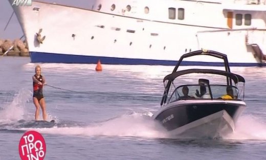 Η Σκορδά δαμάζει τα κύματα και πάθαμε πλάκα με το κορμί της