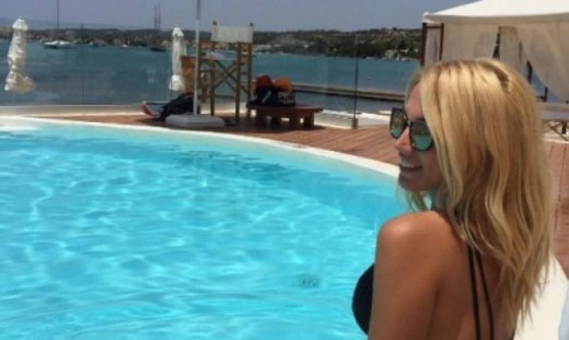 Αποκλειστικό: Η Κωνσταντίνα Σπυροπούλου με σούπερ σέξι φόρεμα στις Σπέτσες