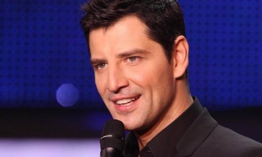 Σάκης Ρουβάς: Δείτε πρώτη φορά τον νεογέννητο γιο του – Ποζάρουν αγκαλιά