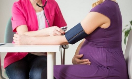 Υπέρταση στην εγκυμοσύνη: Για ποιο σοβαρό κίνδυνο προειδοποιεί