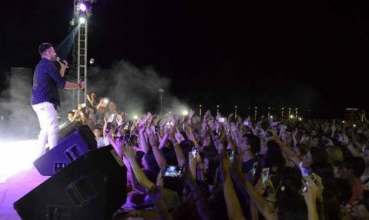 Γιώργος Τσαλίκης: Πανικός στη συναυλία του στο Μεσολόγγι (εικόνες)