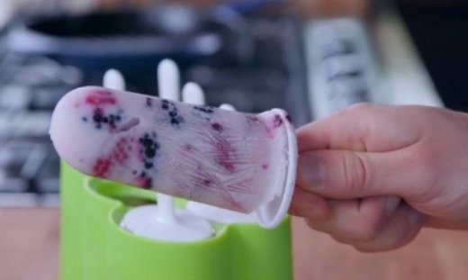 Συνταγή για δροσερή γρανίτα με μούρα και γιαούρτι