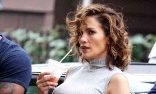 Είναι όλο αυτό αληθινό; Δες την Jennifer Lopez με crop top και λευκό στενό παντελόνι