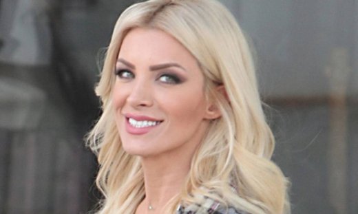 Δείτε την Κατερίνα Καινούργιου να χαλαρώνει στην αυλή του σπιτιού της