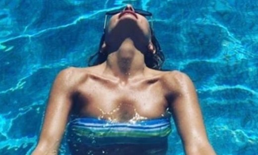 Τρέλανε κόσμο η Βανδή στο Instagram! Λικνίζεται στο νερό φορώντας το μπικίνι της