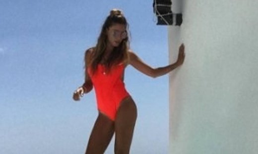 Η Οικονομάκου στην Σαντορίνη- Η εμφάνιση που θα ενεργοποιήσει ακόμα και το ηφαίστειο