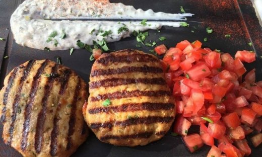 Η αγαπημένη συνταγή της Δούκισσας Νομικού για αφράτα μπιφτέκια κοτόπουλο