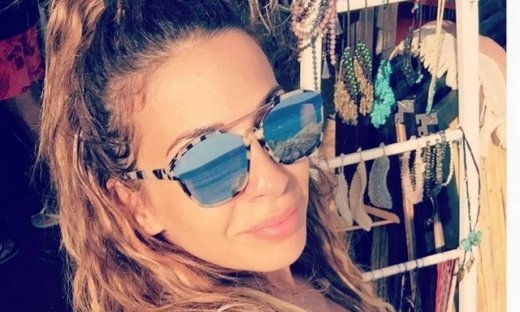 Ελένη Χατζίδου: Με φλοράλ μαγιό στην παραλία