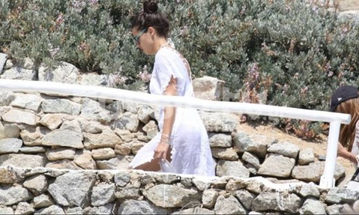 Adriana Lima: Δεν ξεκολλά από την Μύκονο