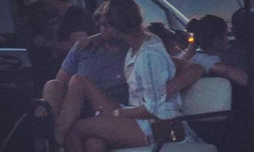 Toν τσάκωσαν στα πράσα να ερωτοτροπεί δημόσια στην Μύκονο!