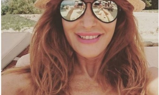 Κι όμως είναι η... Βίκυ Χατζηβασιλείου και έβγαλε selfie