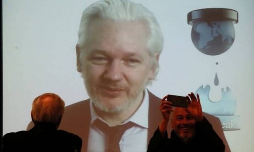 Τζ. Ασάντζ: Υπάρχει περισσότερο υλικό για τη Χίλαρι Κλίντον