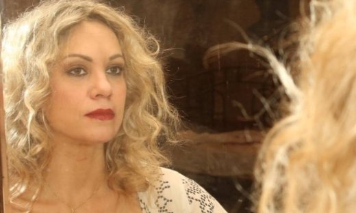 Σακκά: «Μετά την μανούλα υποδύθηκα μια γυναίκα που κουβαλά μέσα της όχι και τόσο καλά συναισθήματα»