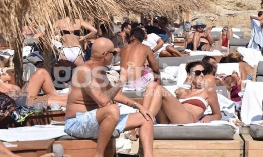 Στις ξαπλώστρες της Μυκόνου Καλημέρης-Σαλαγκούδη