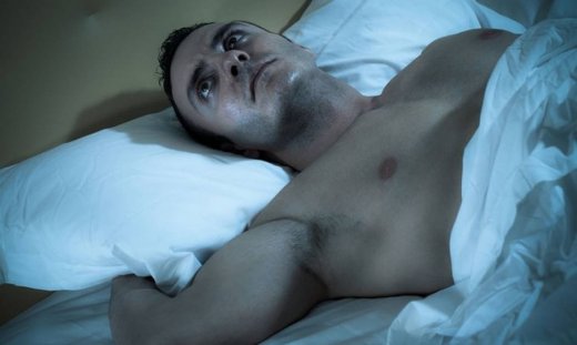 Νυχτερινές εφιδρώσεις: Πού οφείλονται, πώς θα απαλλαγείτε