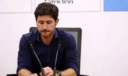 Μένει μέχρι να φύγει ο Βίκτορ