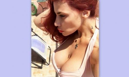 Είναι στην Κεφαλονιά και μας «πέταξε τα μάτια έξω» με τη σέξι πόζα της στο Instagram