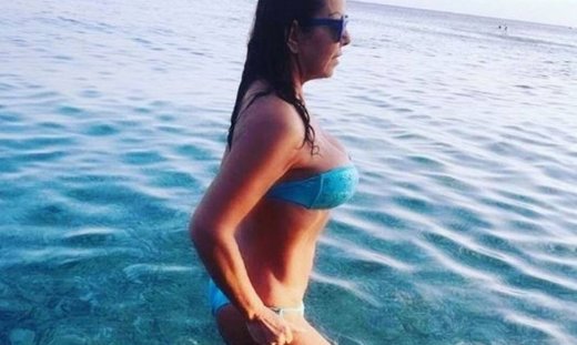 H Lady Άντζελα ξέχασε να κάνει ρετούς στη φωτογραφία της, αλλά ρουφά την κοιλιά της