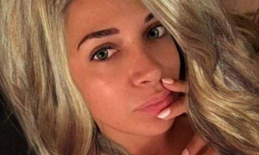 Τρομάξαμε να αναγνωρίσουμε την Ελληνίδα τραγουδίστρια - Ξανθιά και με πράσινους φακούς η...