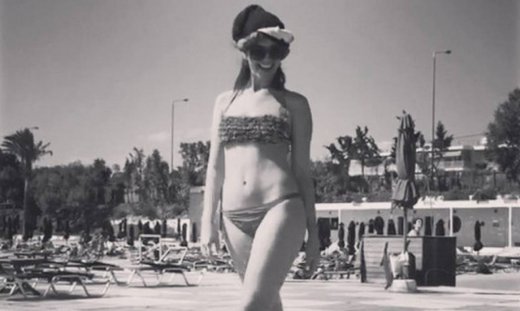 Όχι, δεν είναι η Ζωή Λάσκαρη στο "Κορίτσια για Φίλημα" που αναστατώνει τα πλήθη! Είναι η...