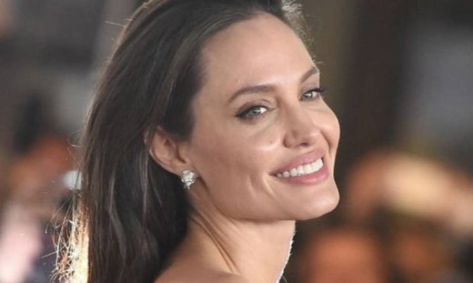 Μην τη χάσεις: Η Angelina Jolie σε μία εμφάνιση που δεν περίμενε κανείς μας