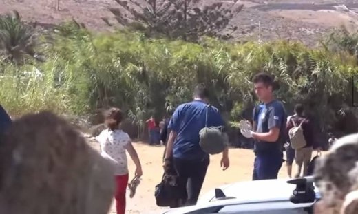 Πρόσφυγες στην παραλία Φραγκιά της Μυκόνου