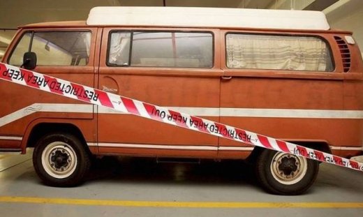 Αστυνομικοί τον έπιασαν να κάνει σεξ με παρκαρισμένο βαν...