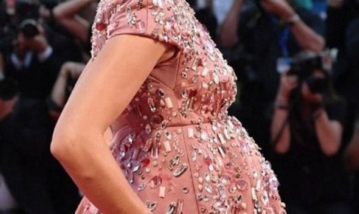 Στο πλάι του Mel Gibson στο κόκκινο χαλί με φουσκωμένη κοιλίτσα