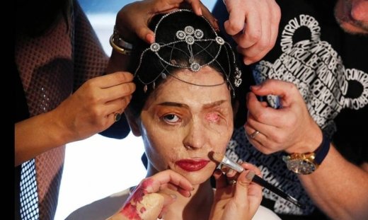 NYFW: Η πασαρέλα της δύναμης από την επιζήσασα επίθεσης με οξύ, Reshma Qureshi