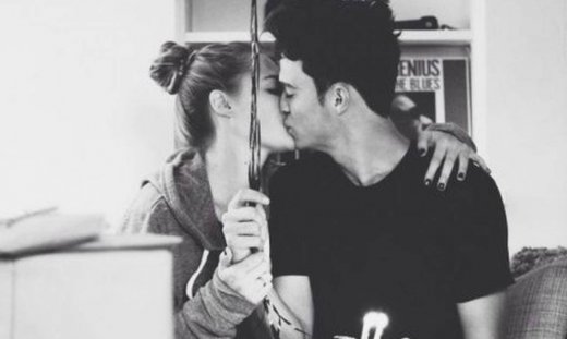 6 τρόποι για να τον τρελάνεις χωρίς καν να βγάλεις τα ρούχα σου!