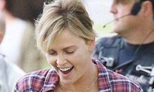 Θεέ μου: Η Charlize Theron πήρε πάρα πολλά κιλά και δείχνει κάπως έτσι (photos)
