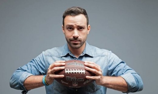 Σάκης Τανιμανίδης: Δείτε τον σε απογευματινή βόλτα με τη σύντροφό του