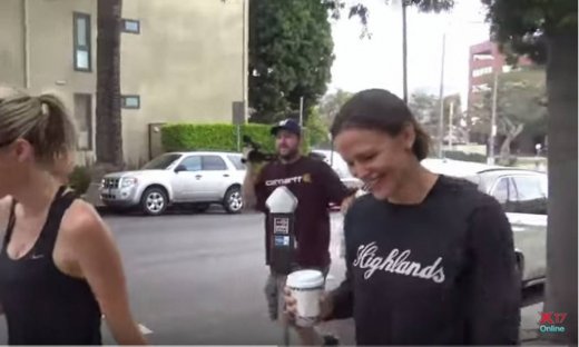 «Κάγκελο» οι παπαράτσι από την αποκάλυψη της Garner: «Είμαι ζευγάρι με τον Brad Pitt»