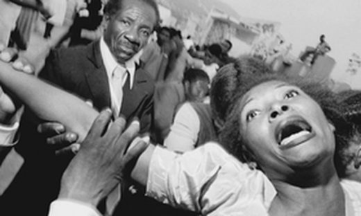 Bruce Gilden: Φωτογραφίζοντας το σκληρό «πρόσωπο» της ζωής