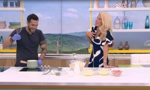 Ο Τσούλης μαγειρεύει και… τρελαίνει την Ελένη!