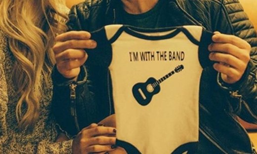 Γνωστός τραγουδιστής ανακοίνωσε ότι θα γίνει για πρώτη φορά μπαμπάς με αυτή τη φωτογραφία