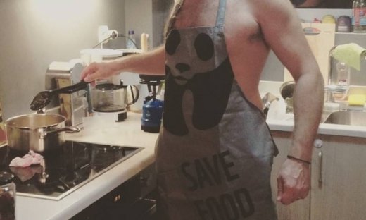 Έλληνας ηθοποιός μαγειρεύει σχεδόν… γυμνός