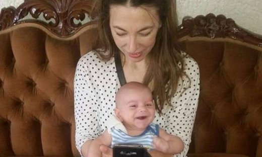 Αλίκη Κατσαβού: Πρωινή selfie με τον γιο της