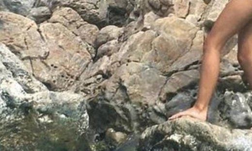 Πού πας ξυπόλυτη στα βράχια;