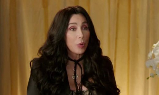 Cher: «Κοιτάζω στον καθρέφτη αυτή τη γριά γυναίκα που με κοιτά…»